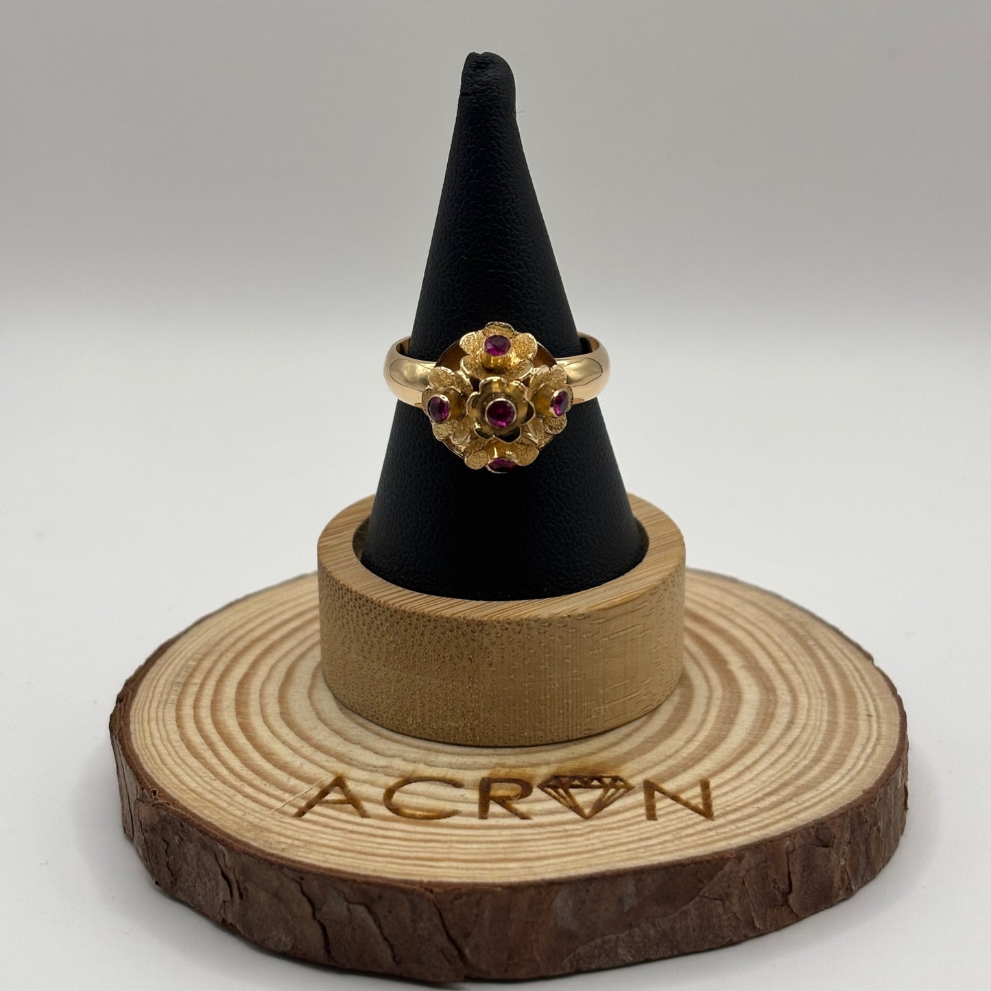 Anillo de Oro 18K Diseño Flor con Gemas Fucsia (4,60 g)