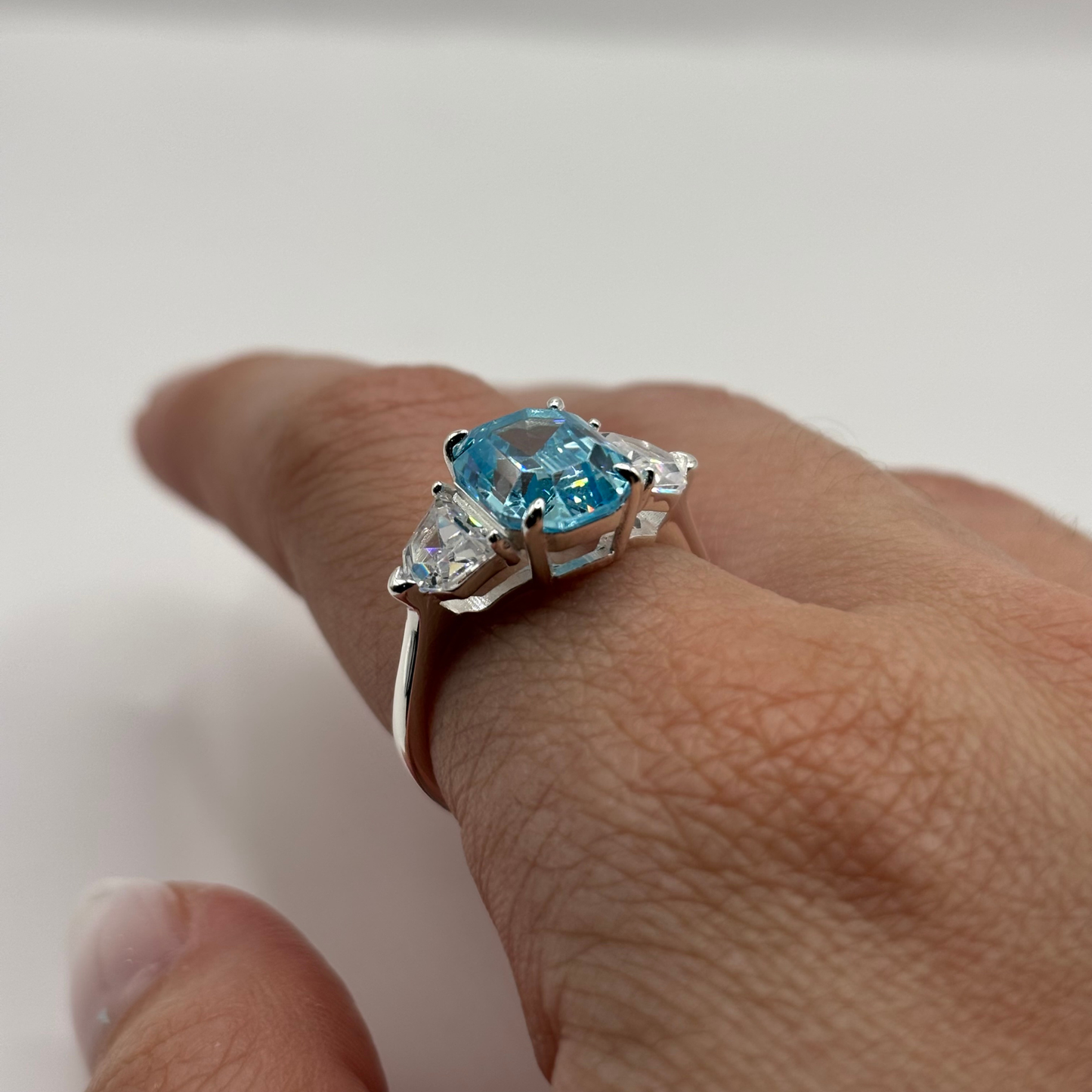 Anillo de Plata 925 Circón Agua Marina Ovalado (Talla 15)
