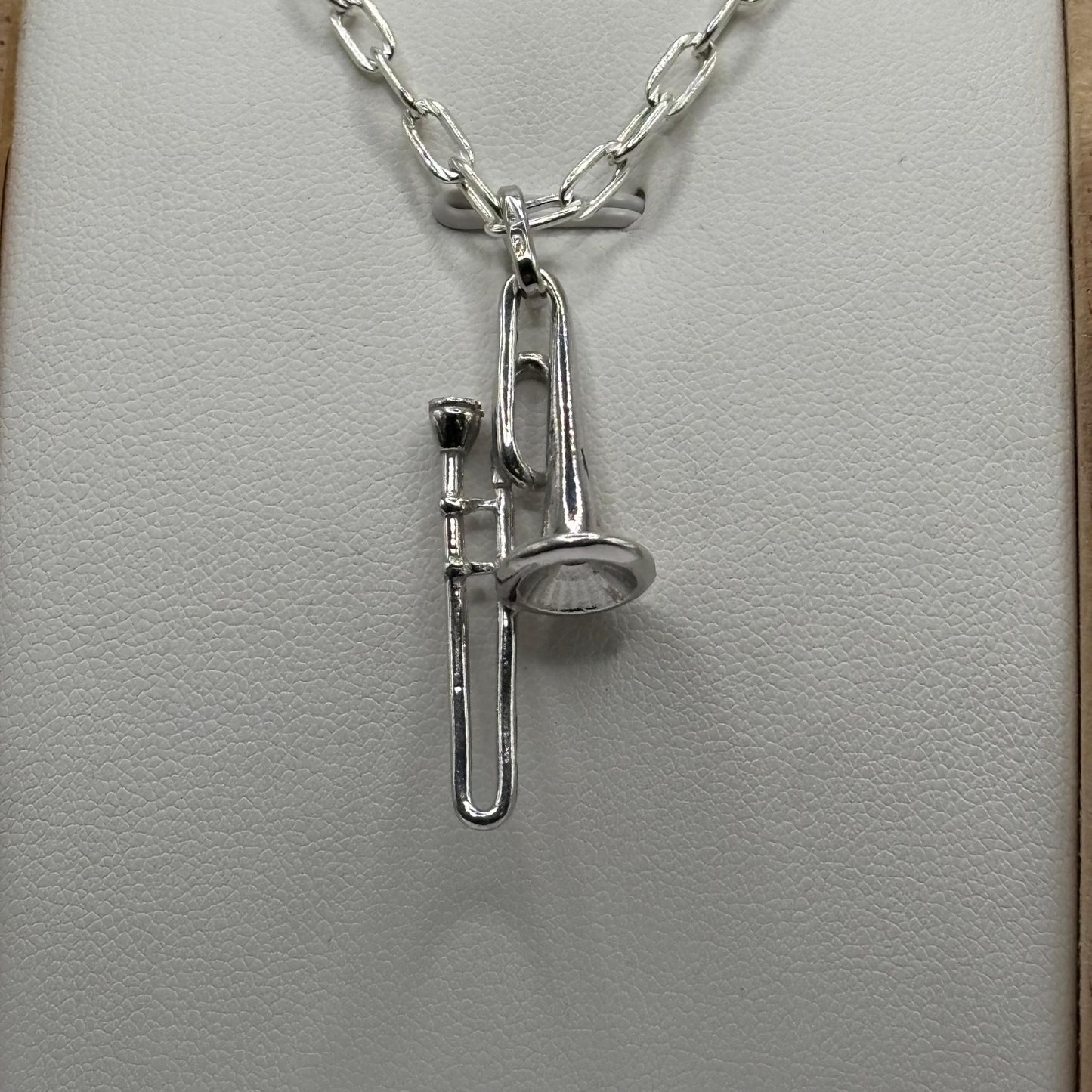 Colgante de Trombón Detallado en Plata 925