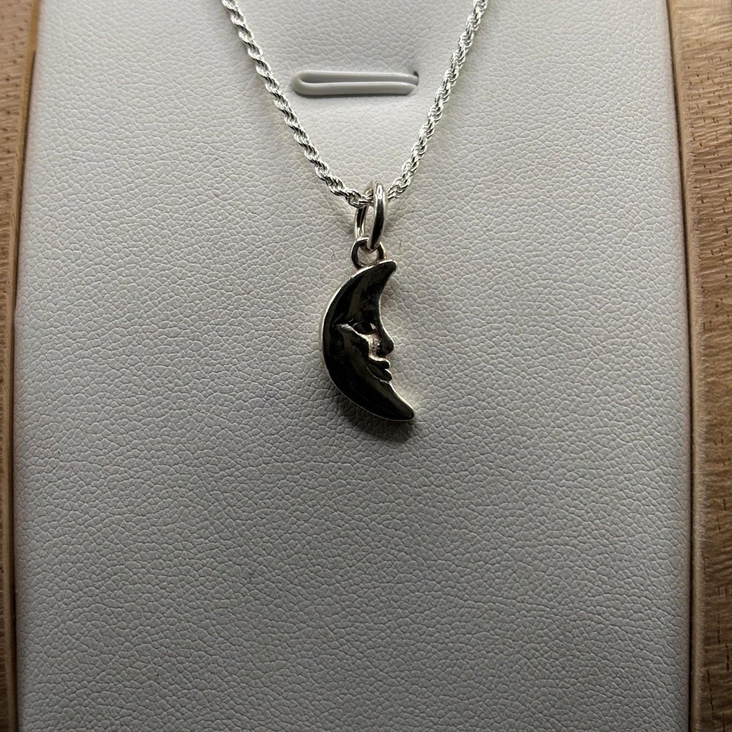 Colgante Media Luna con Cara en Plata 925 (2 cm)