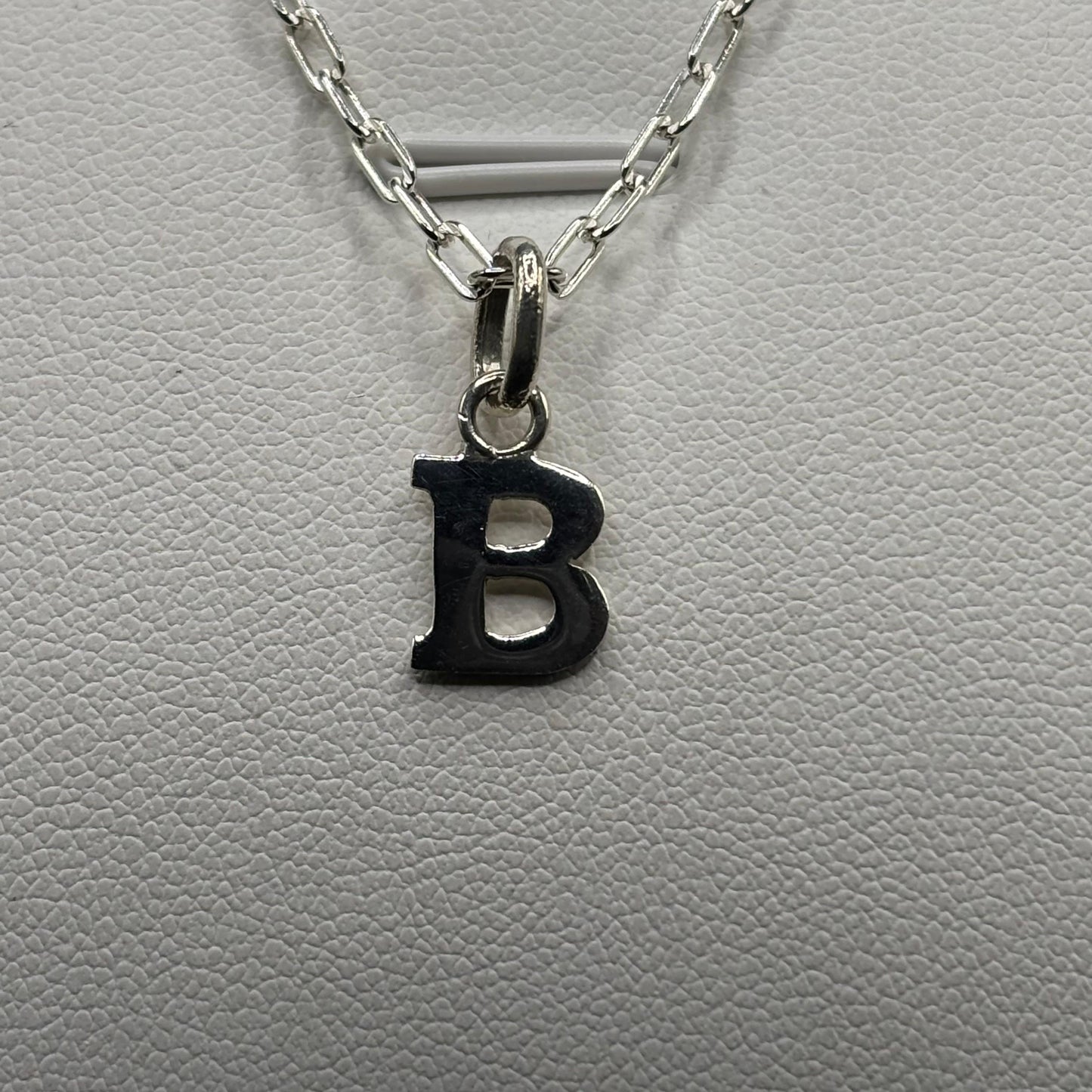 Colgante Letra Clásica 8mm en Plata 925