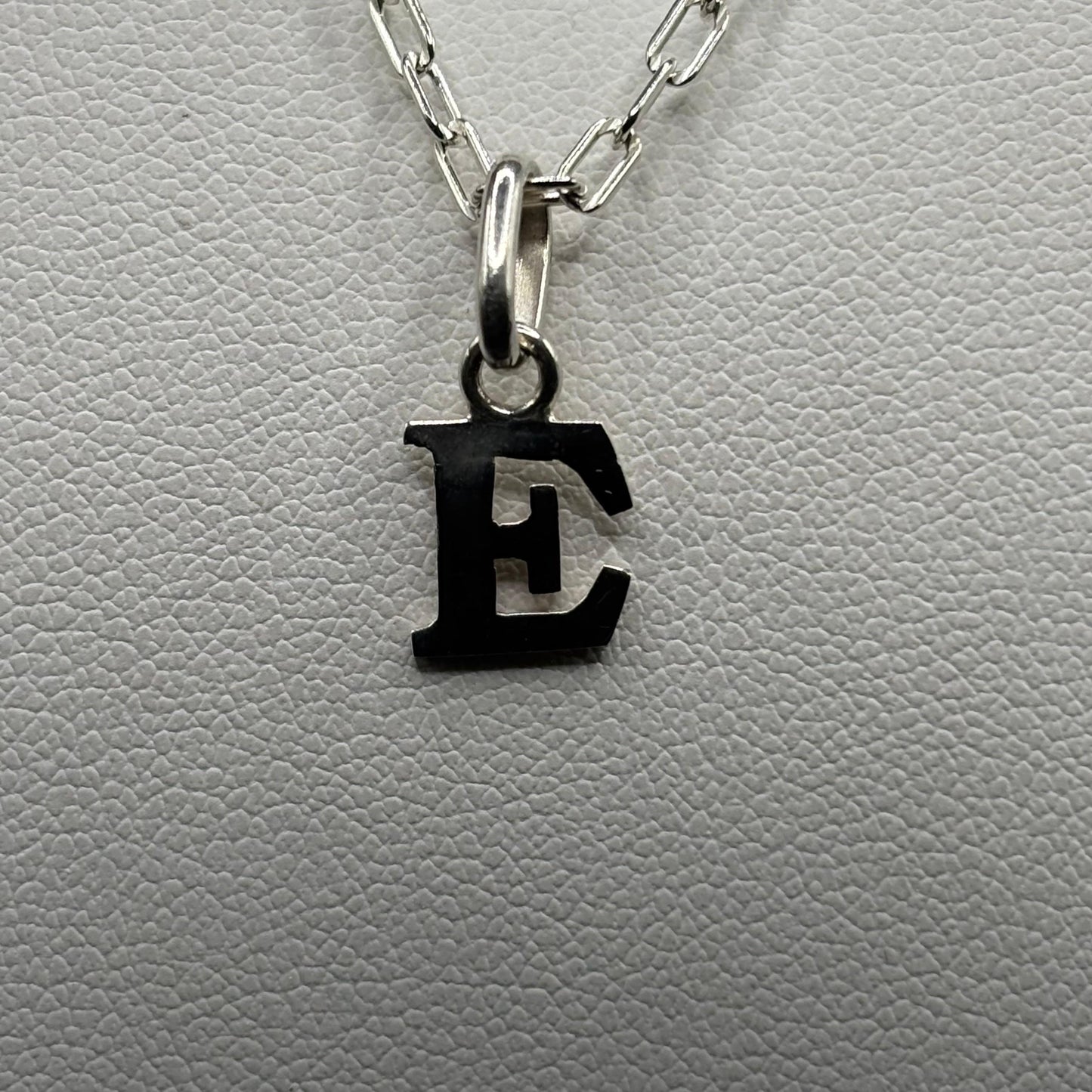 Colgante Letra Clásica 8mm en Plata 925