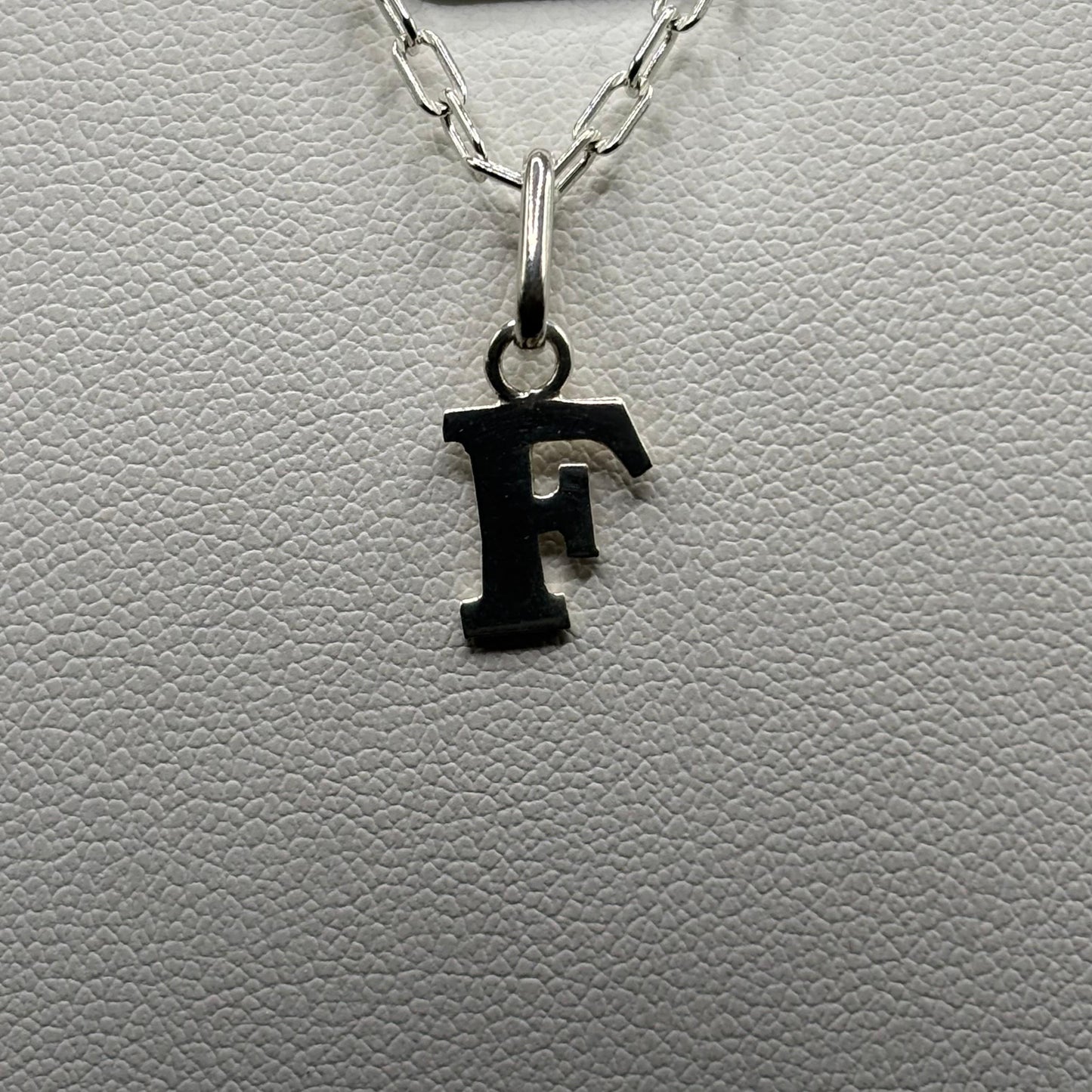 Colgante Letra Clásica 8mm en Plata 925
