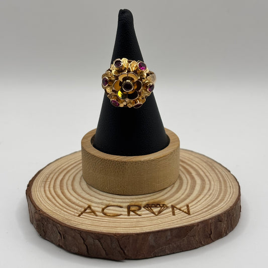 Anillo de Oro 18K Diseño Flor con Gemas Fucsia (5,84 g)